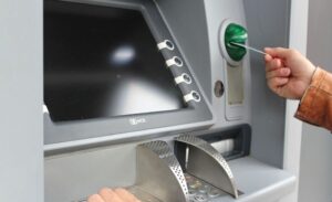 Alerta en cajeros: por qué recomiendan dejar de imprimir tickets