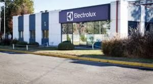 Electrolux cesa producción de heladeras y profundiza su ajuste laboral