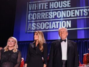 Evacúan a Trump tras un tiroteo en un evento en Washington