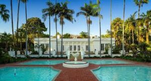 Venden la icónica mansión vinculada a Scarface y Nixon