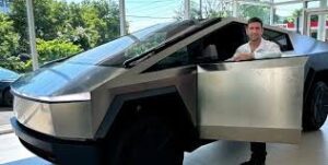 Un lujoso Tesla desató críticas y tensión dentro de La Libertad Avanza
