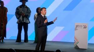 Macron explotó en plena cumbre en África y pidió silencio al público
