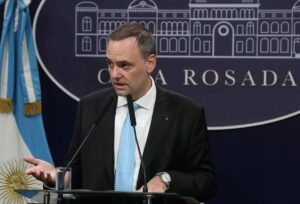 Adorni sigue en funciones mientras el oficialismo busca contener el impacto político