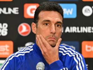 Scaloni mantiene la incógnita por el reemplazo de Balerdi